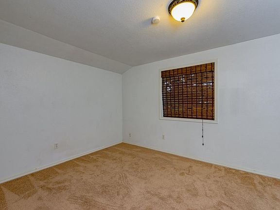 5th image of 809 NE 132nd Ave