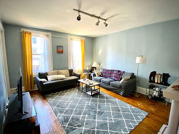 2nd image of 715 Summerlea St Floor 1