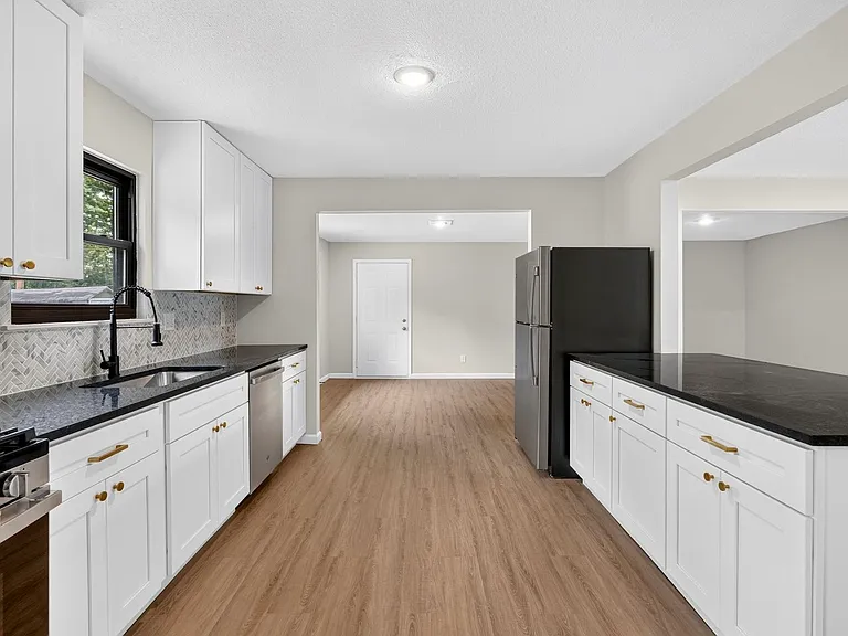 214 Allen Dr — Photo 1