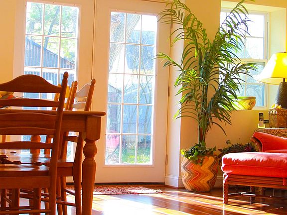 Dining area - Total privacy while enjoying a meal and soaking the sun overlooking the backyard