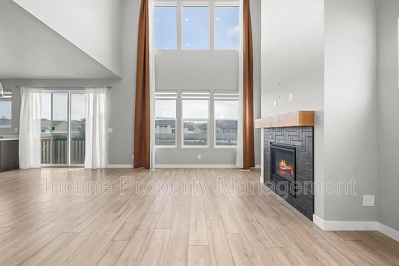 4 bed, 3.5 bath, 2900 sqft, $2,575 — Photo 4