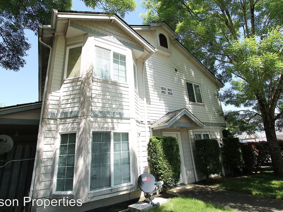 2nd image of 1937 SE 6th St