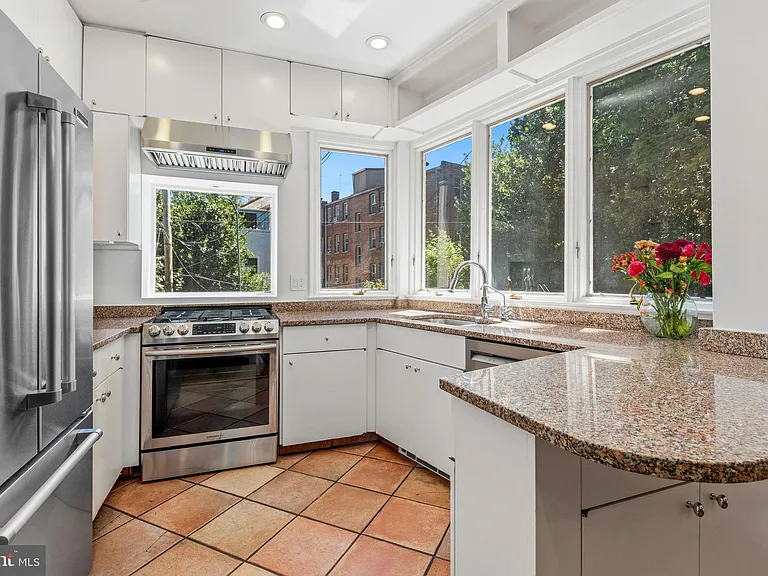 3044 Cambridge Pl NW — Photo 6
