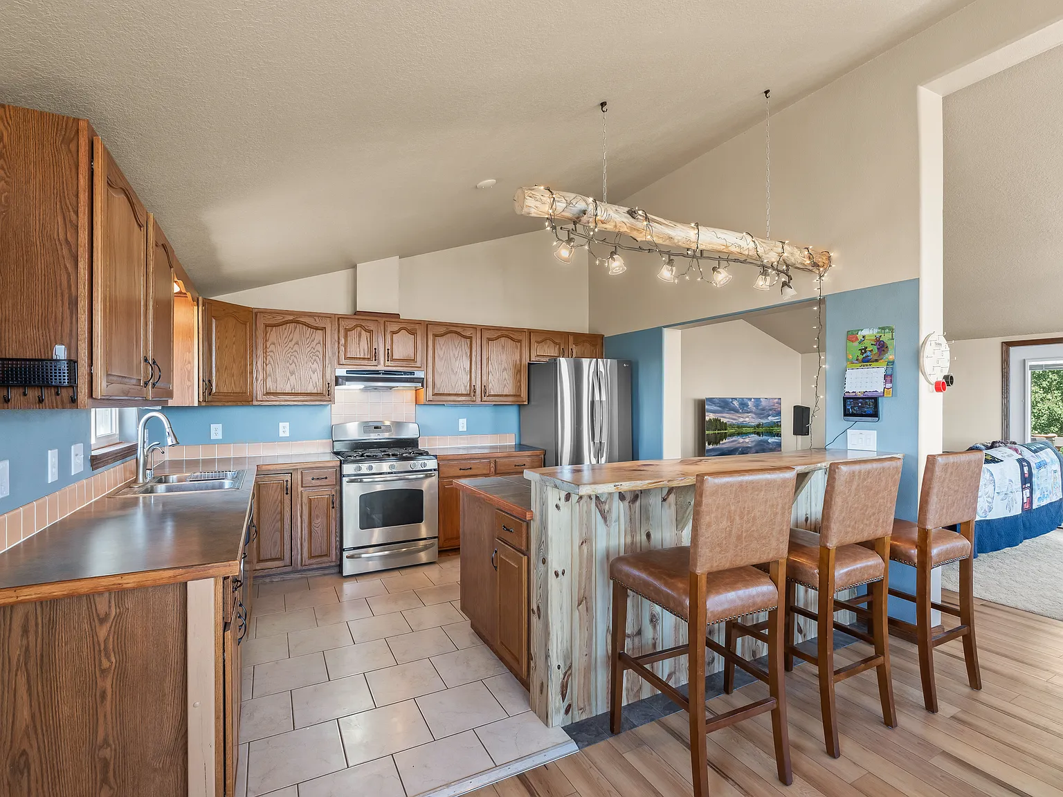 3 bed, 2086 sqft, $2,400 — Photo 3