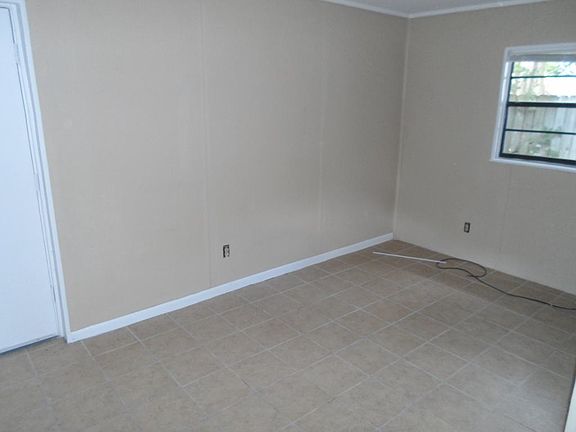5th image of 816 NE 19th St