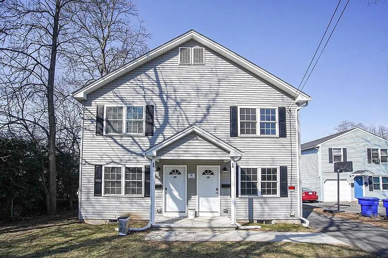 3 bed, 1.5 bath, 1350 sqft, $2,095 — Photo 1