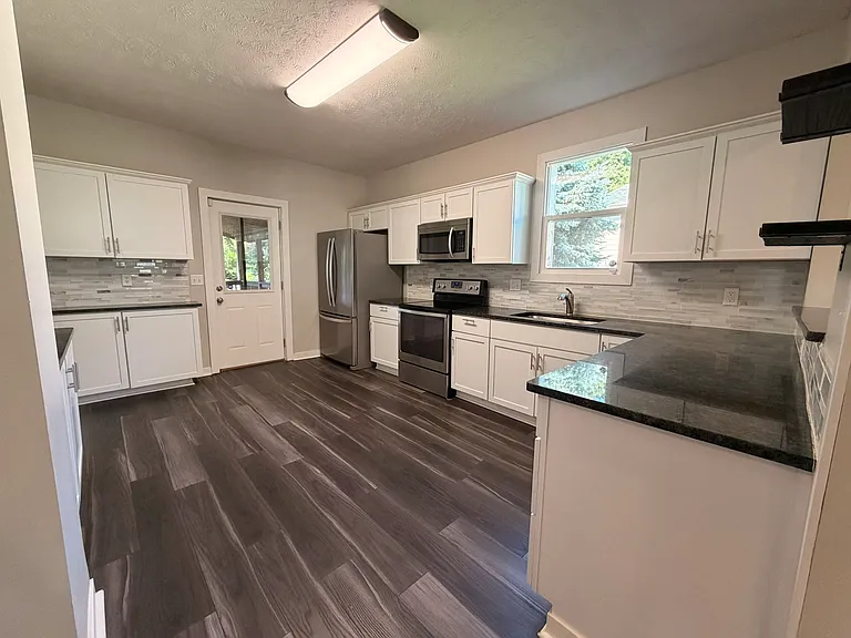 3627 Spring St — Photo 4