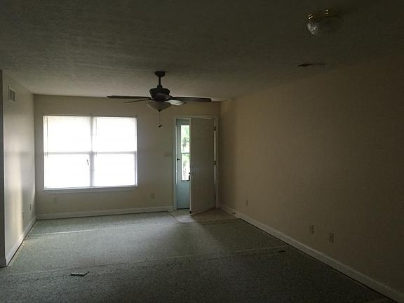 4th image of 1005 Pinoak Dr