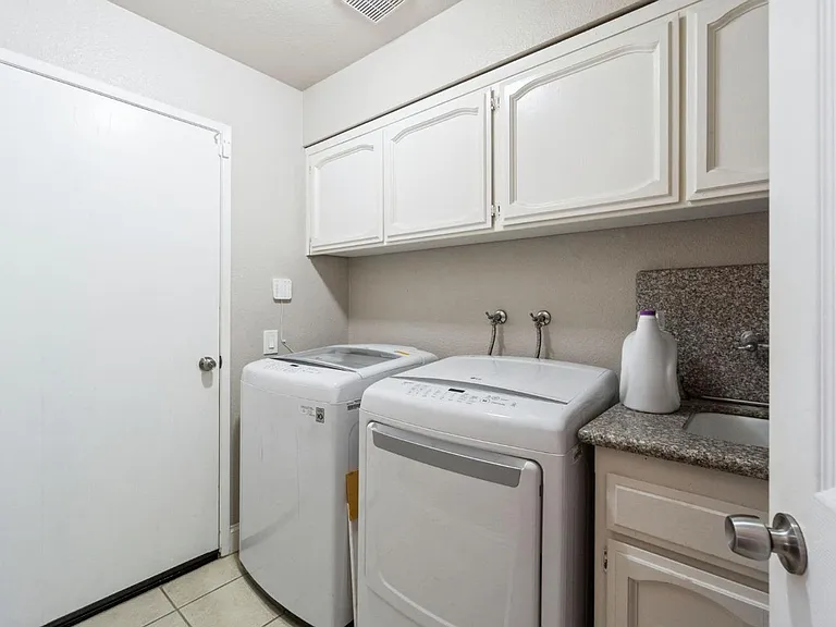 1050 E Fallbrook Ave — Photo 18