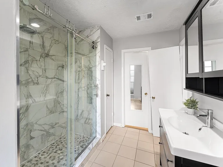 1202 Manorglen Dr — Photo 12