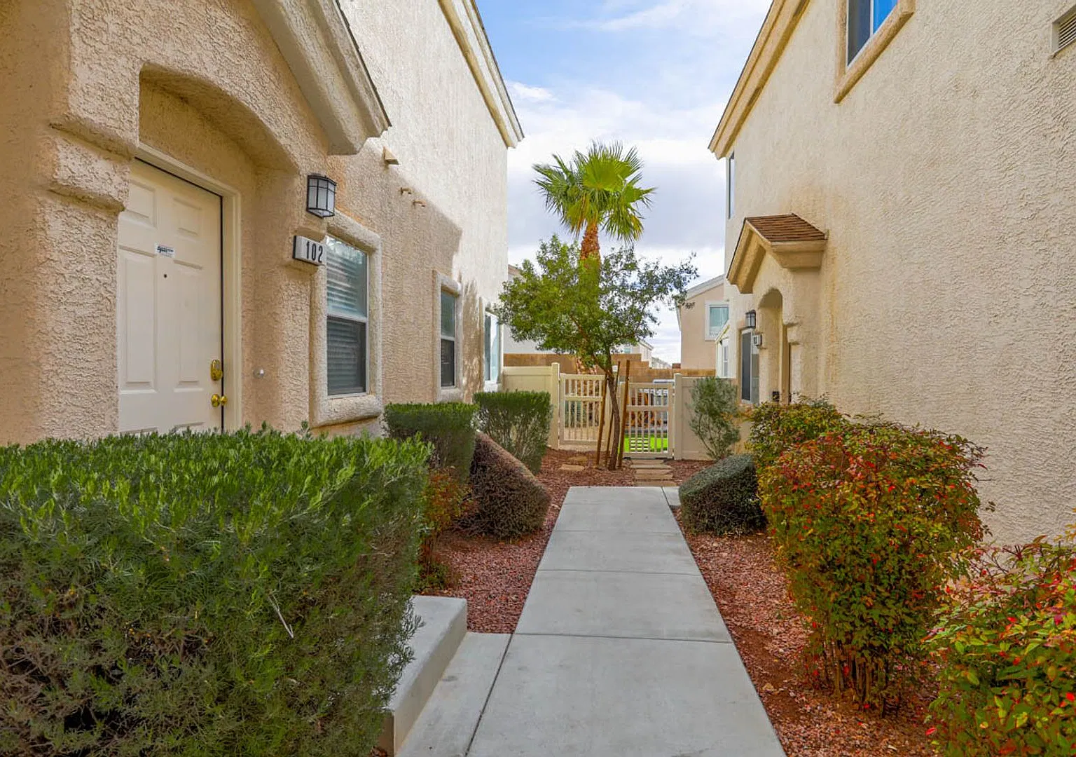 2 Bedroom, 1 Car Attached Garage, In Gated Southwest Vegas Community — Photo 3
