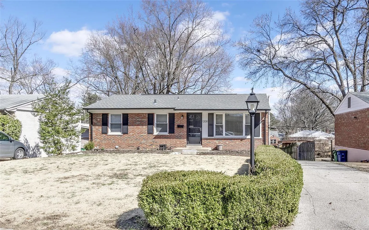 1208 Oakleaf Dr photo 1