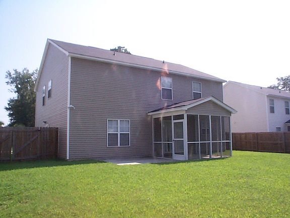Screen Porch and privacy fenced backyard