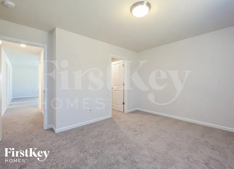 534 Hillpark Ln — Photo 12