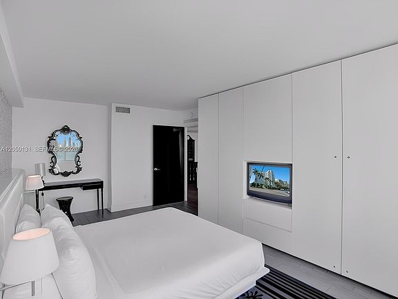 4th image of 1100 West Ave #1024