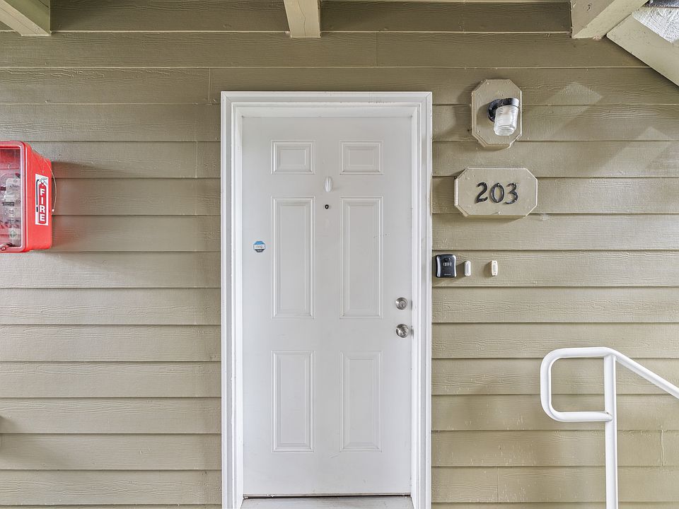 1st image of 100 W Curtis St #203
