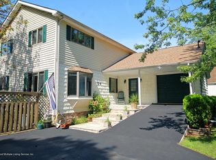 24 Lawn Ave, Staten Island, NY 10306
