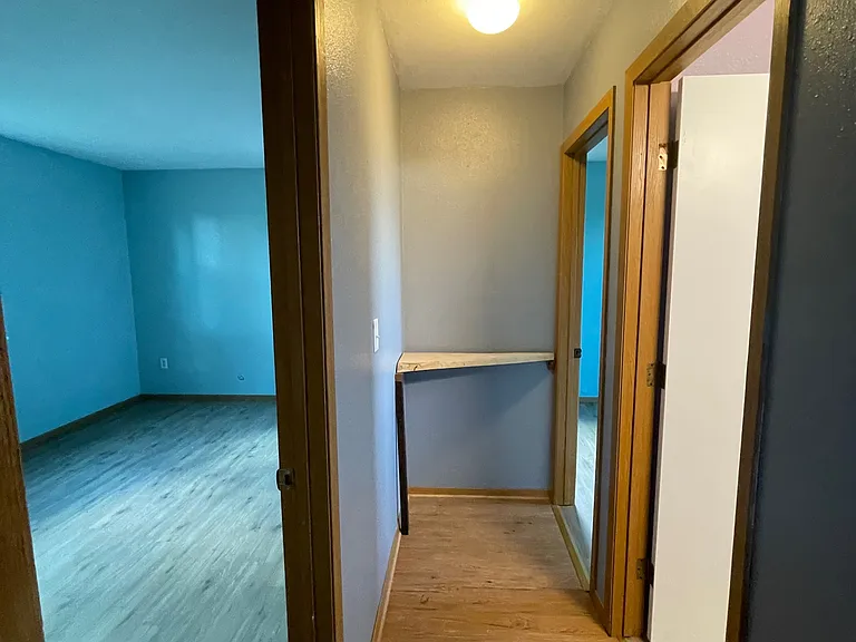 Hallway to bedrooms.