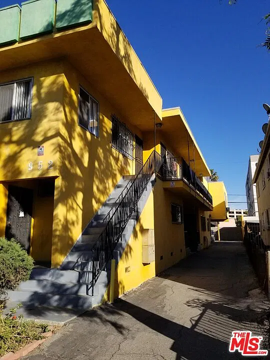 1 bed, 1.0 bath, 750 sqft, $1,875 — Photo 2