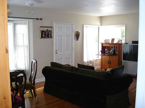 4th image of 315 Harwood Pl