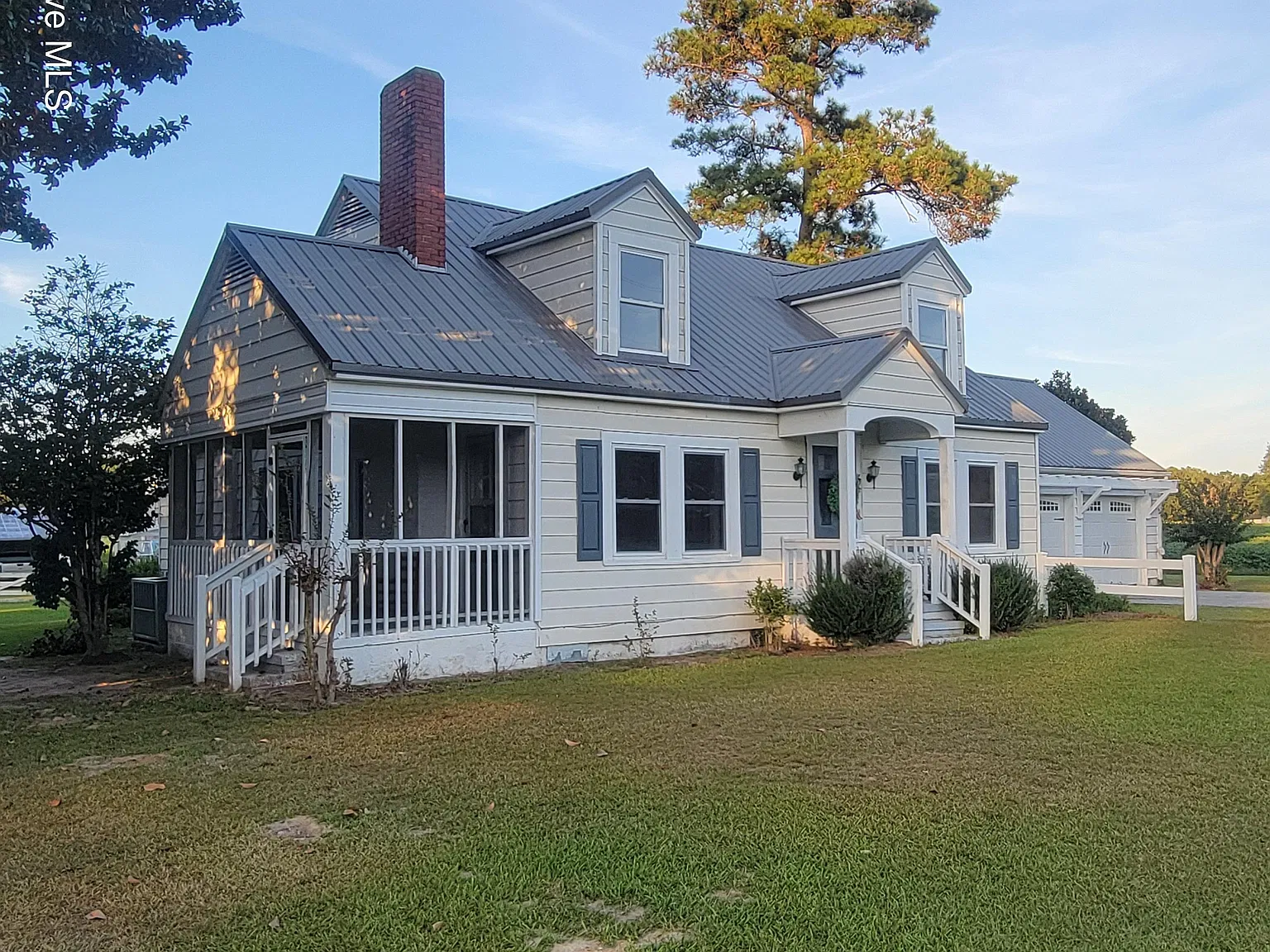 3 bed, 4.0 bath, $2,300 — Photo 1