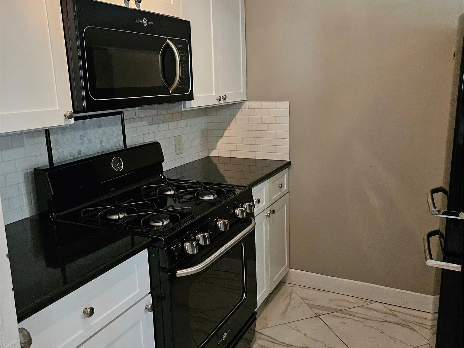 2 bed, 1.0 bath, 1088 sqft, $3,200 — Photo 4
