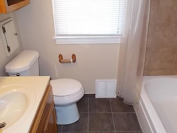 Main Bath - Tiled Tub & Floor