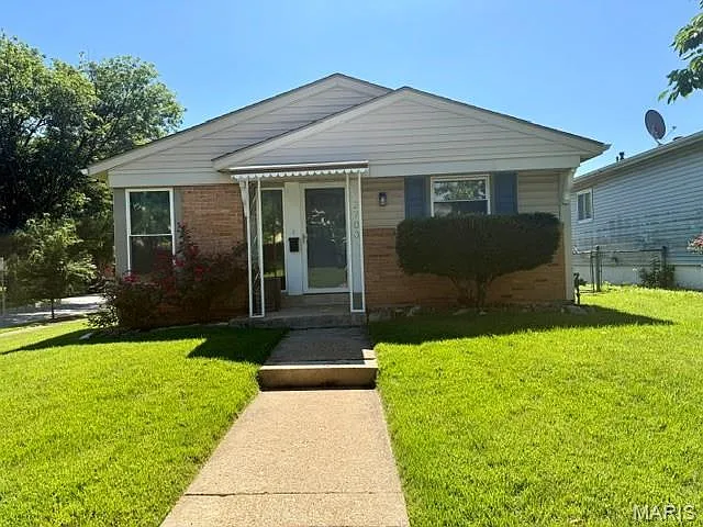 2700 Hereford St — Photo 2