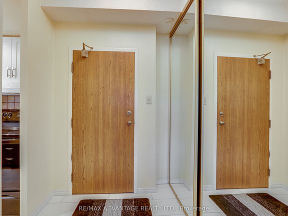 5th image of 521 Riverside Dr #105