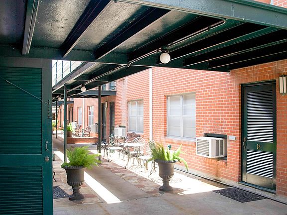 3rd image of 3110 Greenbriar Dr APT 3
