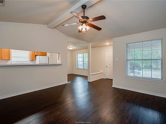 4th image of 900 Crepe Myrtle St