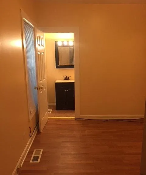 8122 S Rhodes Ave — Photo 4