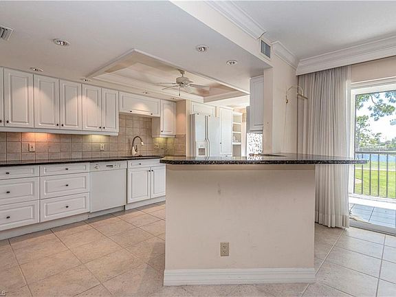 3rd image of 925 Wildwood Ln