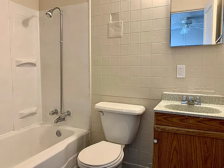 Full Bathroom with Tub
