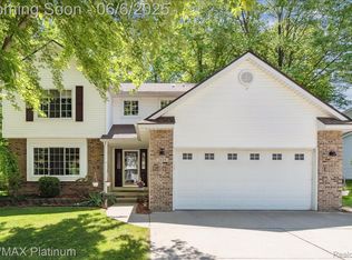 2149 Laurel Oak Dr, Howell, MI 48855