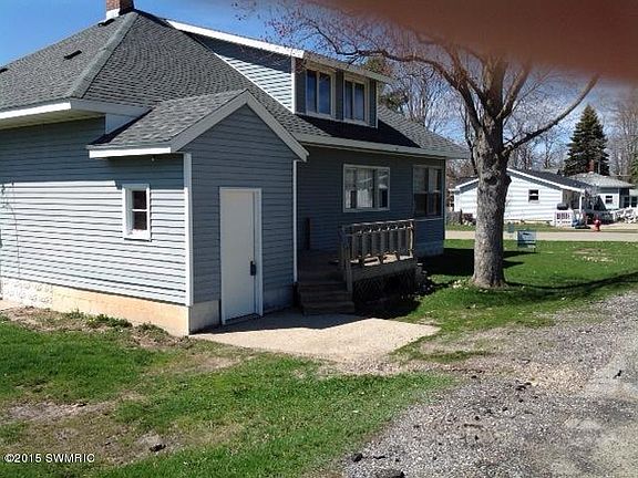 3rd image of 156 E Oak St
