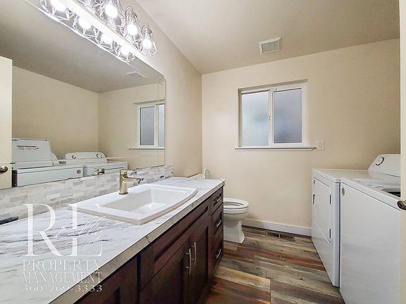4th image of 629 NE Flagstone Ln