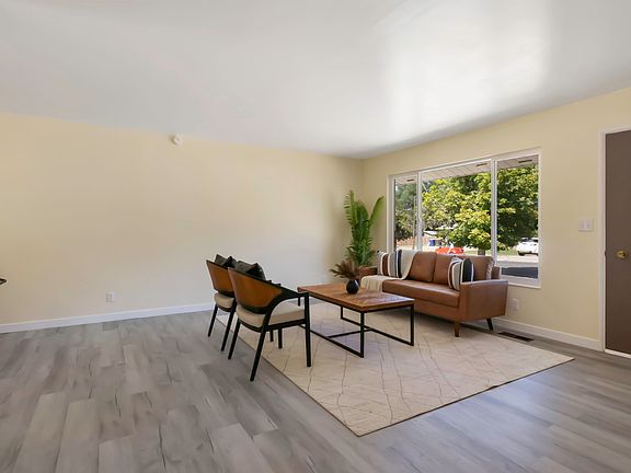 5th image of 963 Sullivan Rd