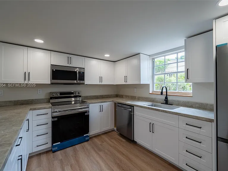 370 Flagami Blvd — Photo 3