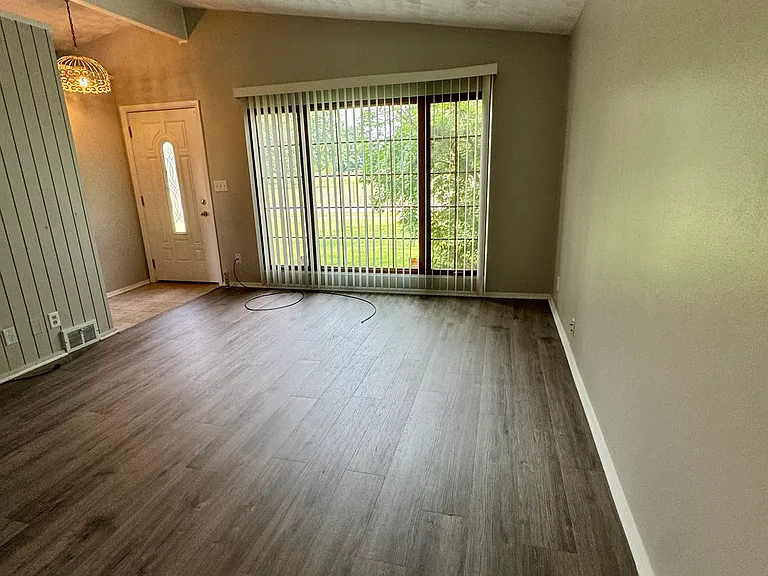 1114 Thorndale Dr — Photo 2