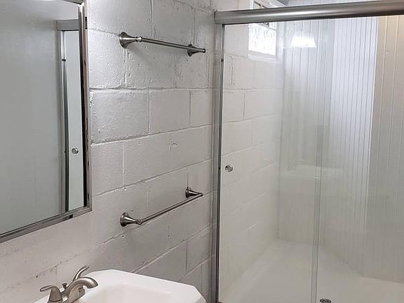 3rd image of 1842 Surrey Pl