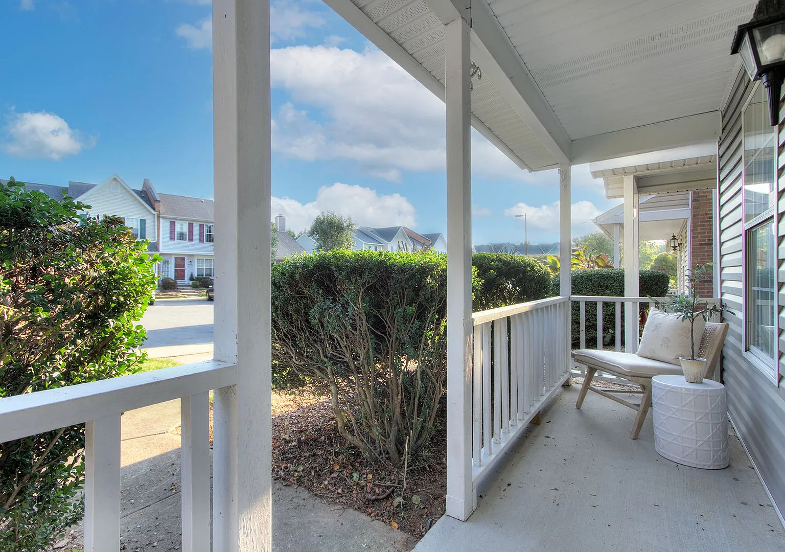 Discover this beautifully updated Raintree townhome featuring an open floor plan and a range of c... — Photo 4