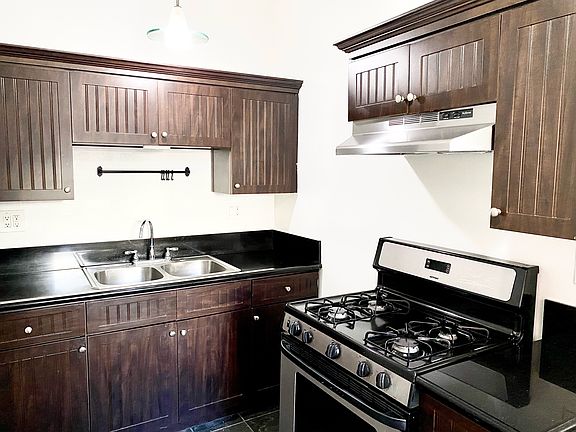4th image of 718 S Berendo St #211