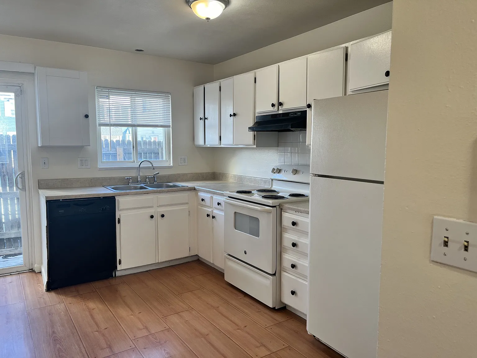 15761 E 13th Pl — Photo 4