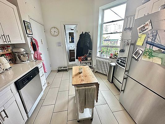 2nd image of 31 Bank St APT 5E