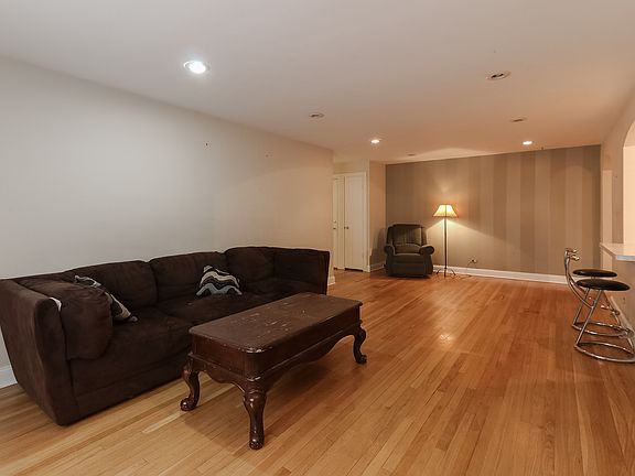 4th image of 744 W Dempster St #10