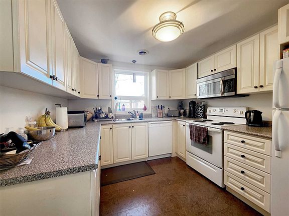 3rd image of 19 Warwick Ave