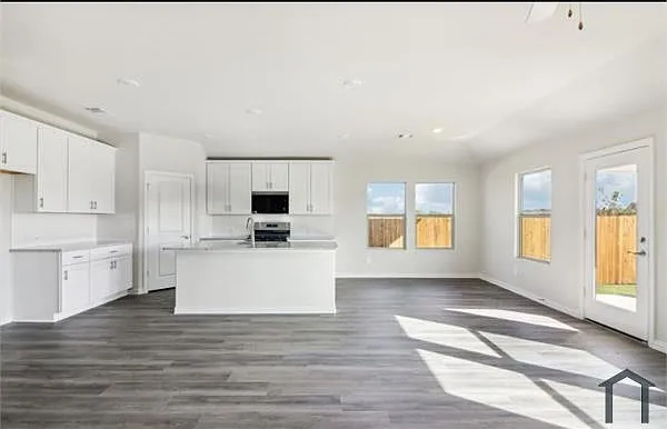 807 Easthill Dr — Photo 3