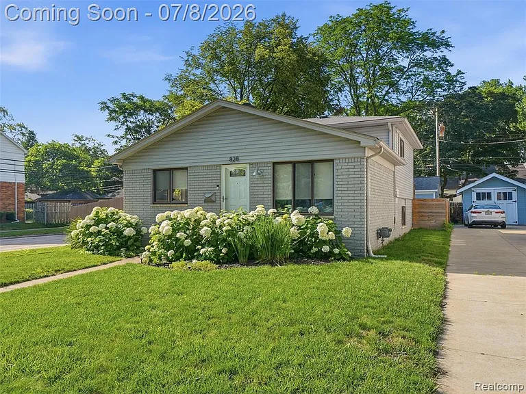 828 E 2nd St — Photo 3