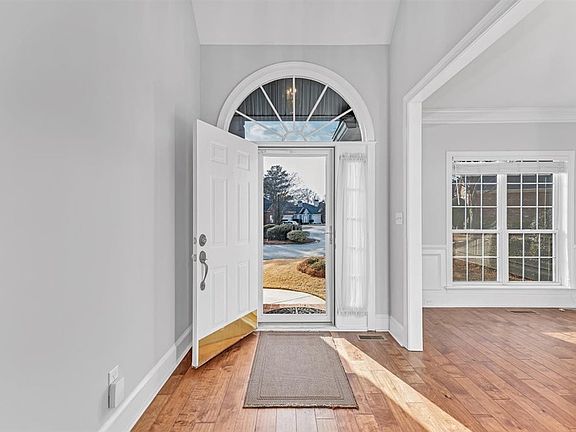 2nd image of 3033 Hillcreek Dr